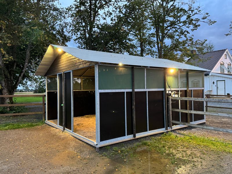 Leskur, liggehall, løsdrift til hest (Contryhus)